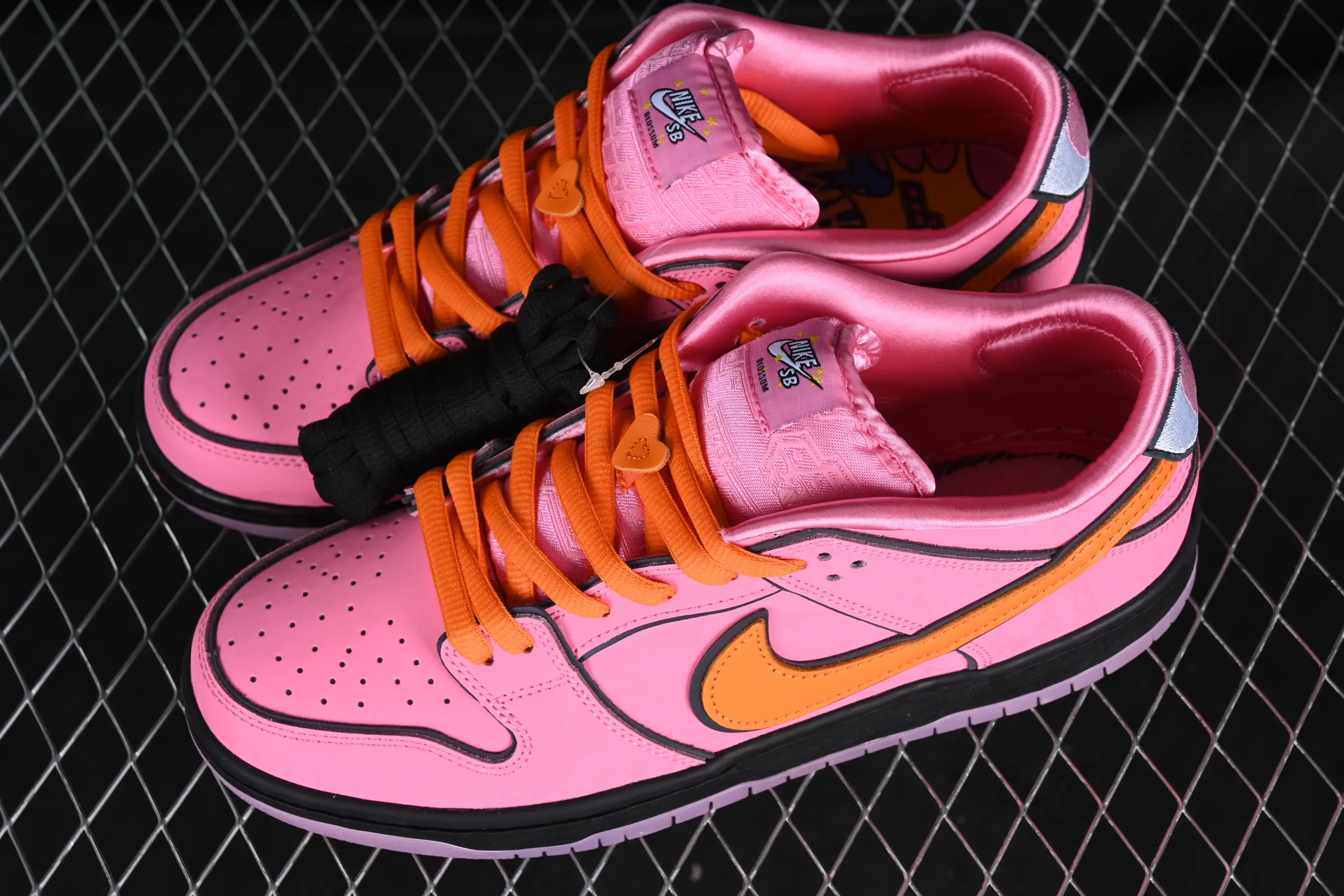 All Categories Nk SB Dunk Series Nk SB Dunk Low Low-top sneakers J version The Powerpuff Girls x Nk SB Dunk Low Powerpuff Girls joint model Low-top casual sneakers FD2631-600